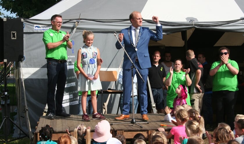 De burgemeester van Winkiestad werd gefeliciteerd door de burgemeester van Winterswijk. Foto: Verona Westera
