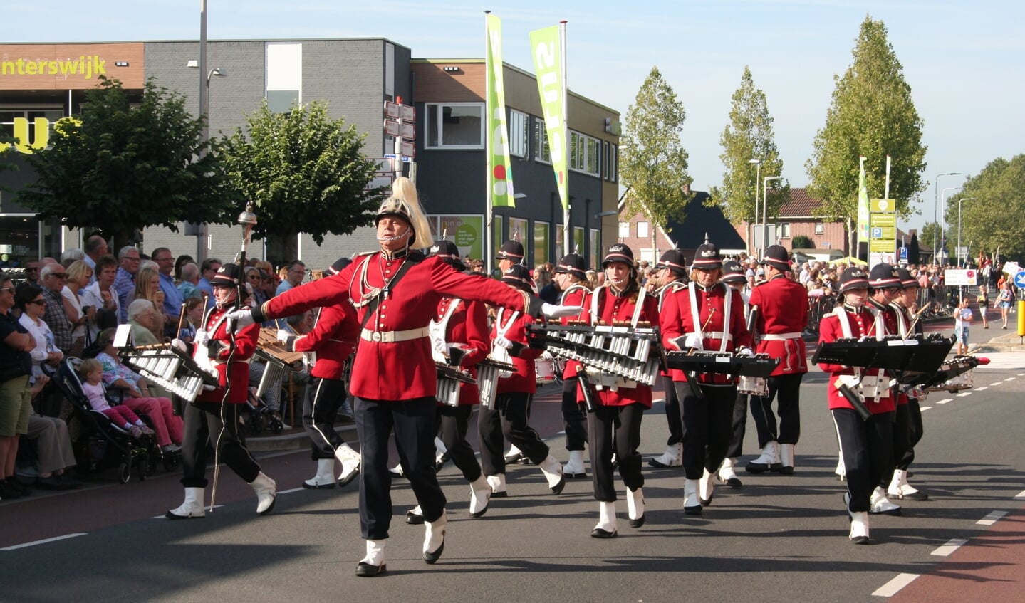 Muziekkorpsen verzorgen een show.  