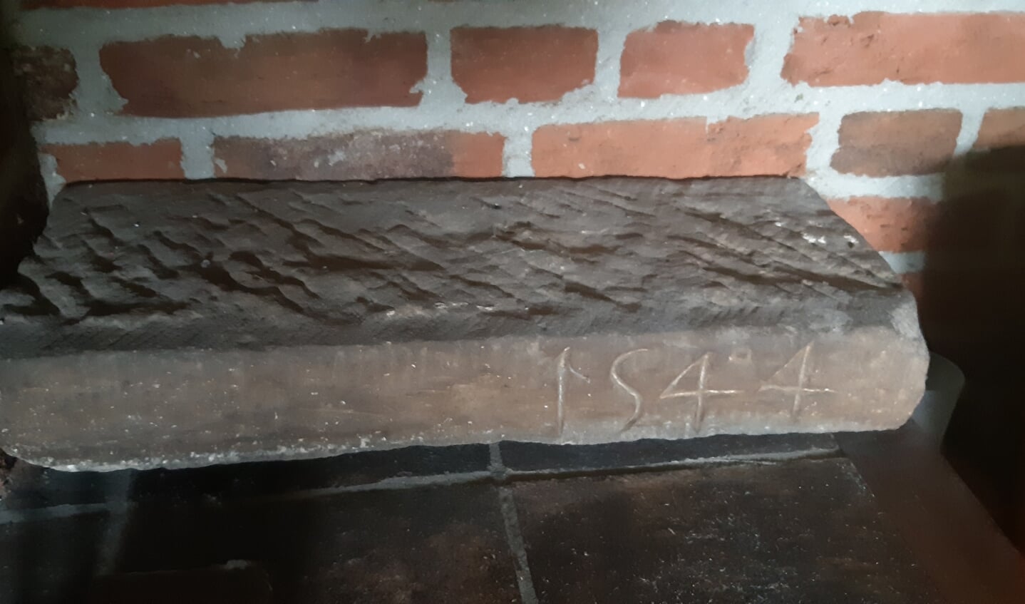 Een steen uit 1544, die tijdens de verbouwing is gevonden. Foto: Dinie Wagenvoort