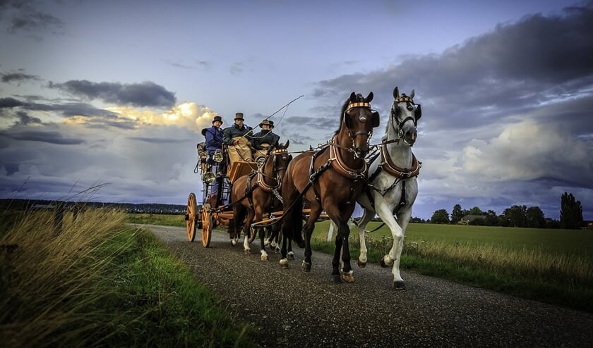 De vaak schitterende rijtuigen - enkelspan, tweespan en ook vierspan - vertrekken tegen 18.00 uur vanaf de Hanzehal, voor een buitenrit . Foto: Pascal Pasman