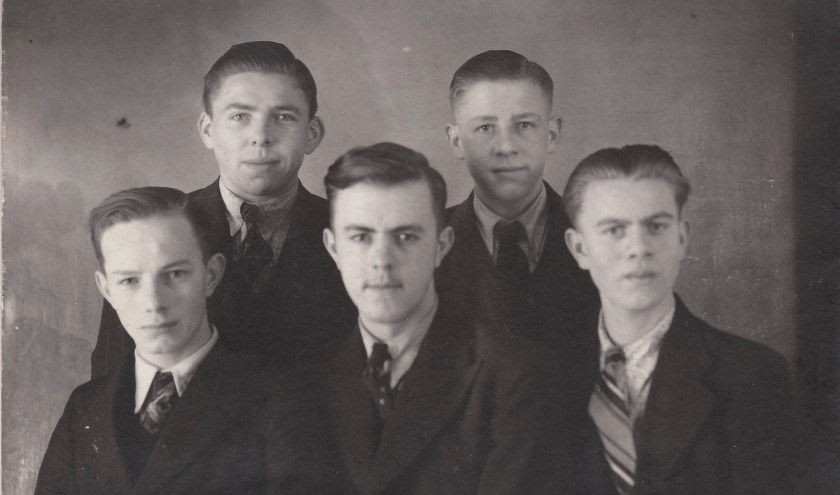 Een vriendengroep omstreeks 1942. Wie weet de namen? Foto: archief Vereniging voor Oudheidkunde Lichtenvoorde