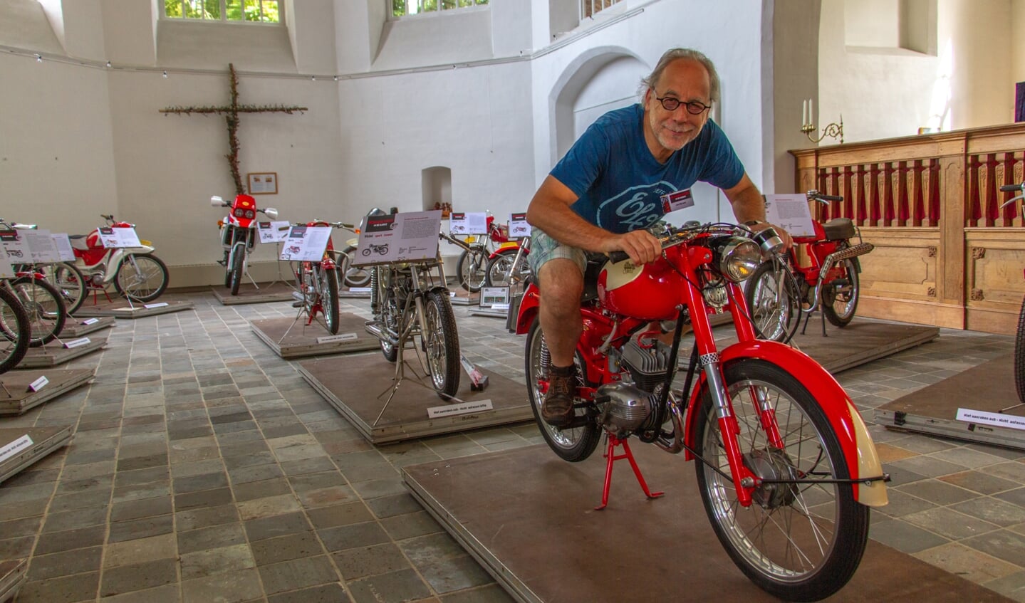 Initiatiefnemer van 'Brommers Kieken in de Karke' Jan Bijvank in de Steenderense Remigiuskerk op een oude Itom. Foto: Liesbeth Spaansen