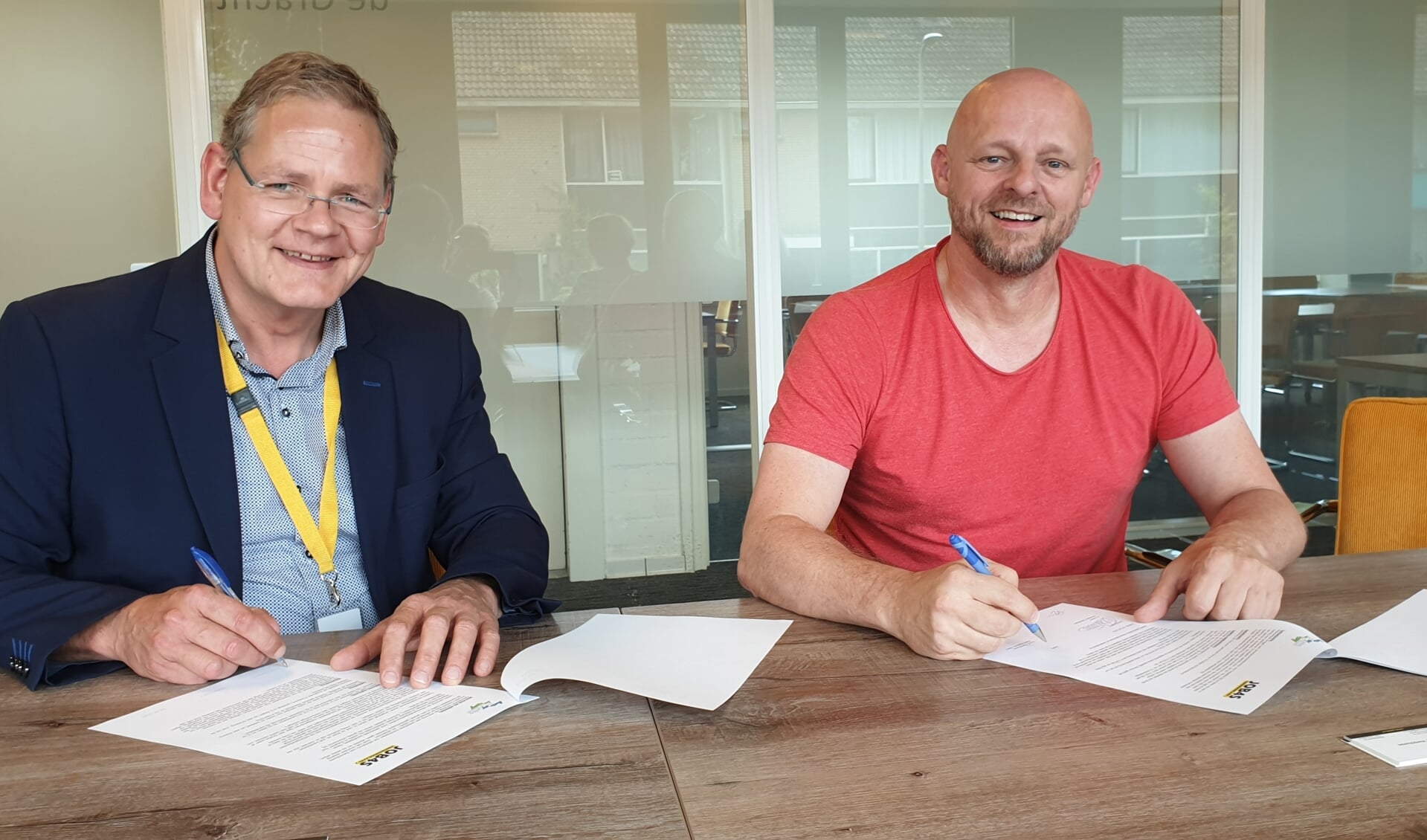 Herman Roord en Eddy Verschuren bekrachtigen de samenwerking met het tekenen van de overeenkomst. Foto: PR