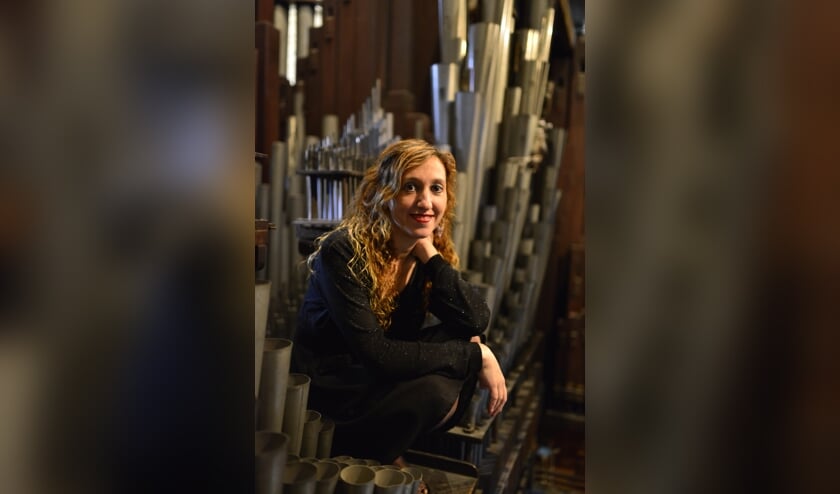 De Spaanse organiste Loreto Aramendi speelt op het Mitterheiter-orgel in de Steenderense Remigiuskerk. Foto: Denis Lacorre