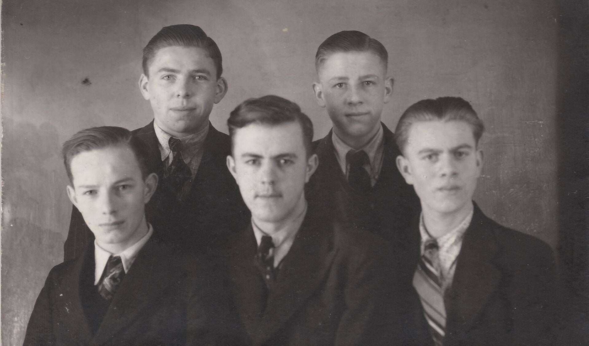 Op de foto Bernard Elferink (links vooraan), Bennie Heutinck (middenvoor), Alfons Weijers (rechts vooraan), Jan Weijers (linksboven) en Gert Weijers (rechts achterin). Foto: archief Vereniging voor Oudheidkunde Lichtenvoorde