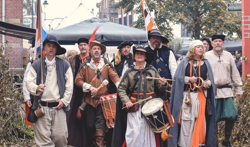 De middeleeuwse muziekgroep Vive les Gueaux zorgt voor sfeer en gezelligheid tijdens de Vestingdag. Foto: Groenlo Vestingstad Promotion