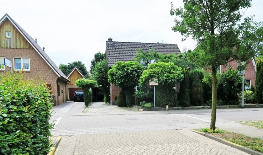 De verkeerssituatie Deken Hooijmansingel nabij ’t Bagijn met op de achtergrond de spiegel. Foto: Theo Huijskes
