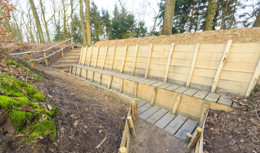 Loopgraaf in het bos. Foto: Natuurmonumenten/Geurt Besselink