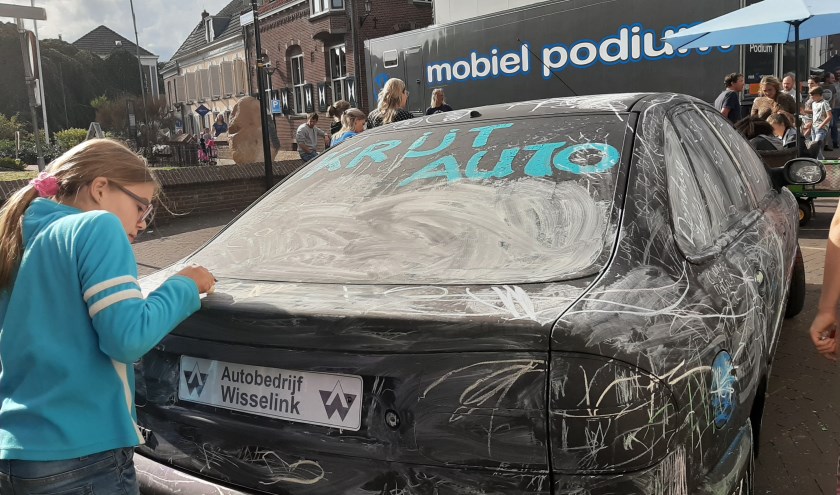 Altijd leuk: doen wat anders niet mag: tekenen op een auto. Foto: Eva Schipper