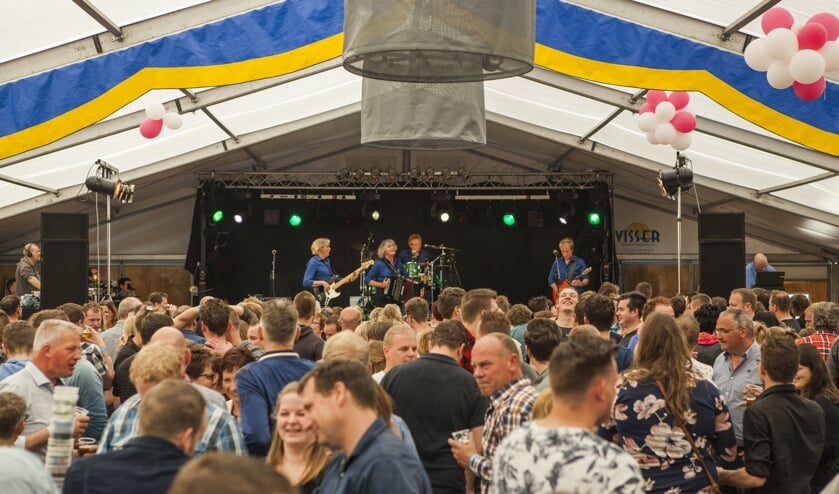 Zes jaar geleden werd het Brooks Feest van zaal Mentink verplaatst naar een tent. Foto: Jon Florijn.
