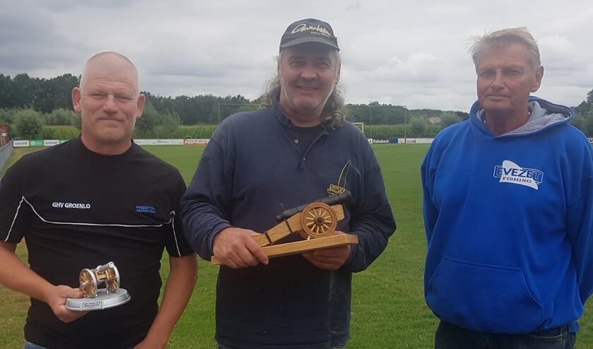 Vlnr. Silvio Gelink (beste Groenlose visser), midden winnaar Willem Oldenmenger en rechts Henk Bargerman die tweede werd. Foto: PR GHV