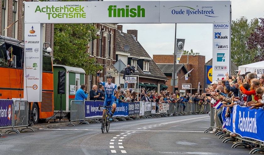Marco Doets komt solo als eerste over de finish in Terborg en schrijft daarmee de Ronde van de Achterhoek 2019 op zijn naam. Foto: Henk van Raaij