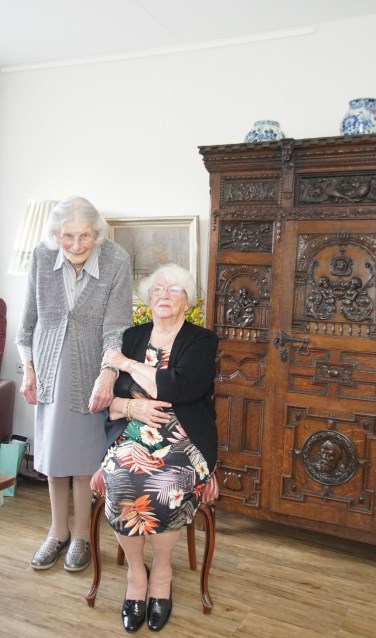 De twee vriendinnen, Joke Kemper-van der Woude en Lien Boland-Krajenbrink (rechts) anno 2019. Foto: Frank Vinkenvleugel
