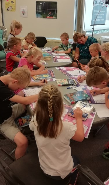 Zelf gedichten maken, lezen en raden tijdens de ZomerBieb in Borculo, Winterswijk en Lichtenvoorde. Foto: Bibliotheek Oost -Achterhoek