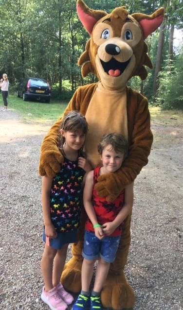 Reintje de Vos samen met twee kinderen. Foto: PR.