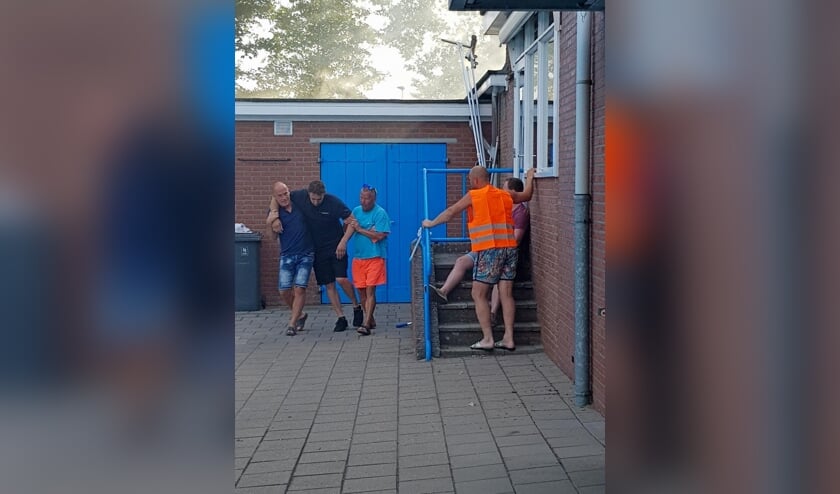 Badpersoneel van zwembad Het Elderink in actie tijdens de calamiteitenoefening. Foto: PR