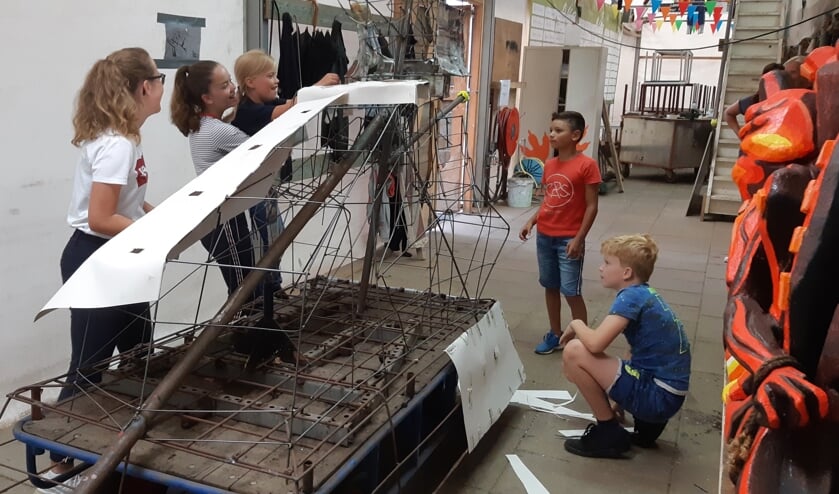 Kaily helpt Fem om papier op de wagen te plakken. Foto: Maartje de Kort