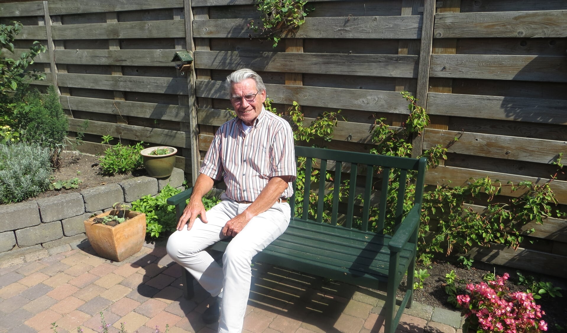 Ab van der Geest in zijn achtertuin. Foto: Bernhard Harfsterkamp