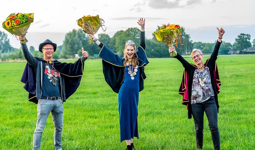 Bert en Lia Luiten, flankeren jeugdkoningin Nienke Kroezen in de Kroezenhoek. Foto: Henk van Raaij