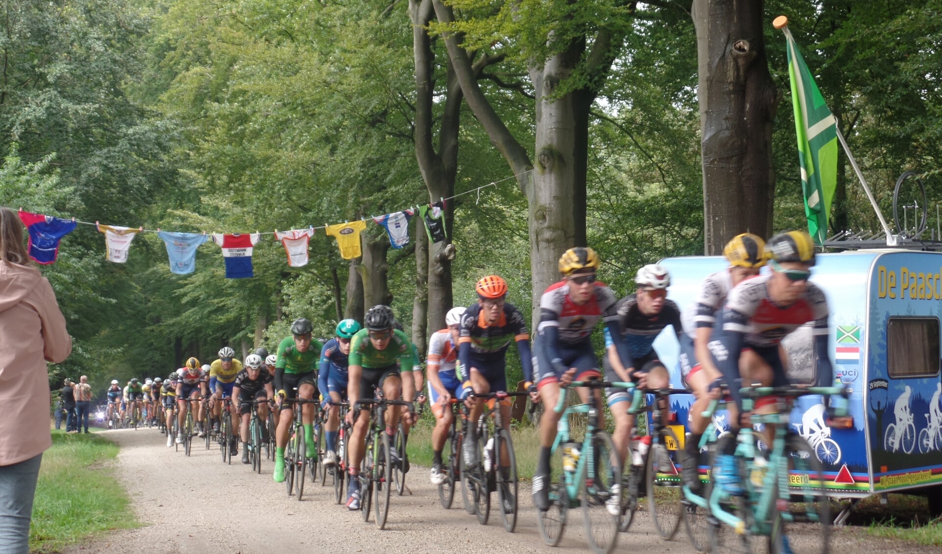 Met de opgehangen wielershirts en sfeeracties heerste er een Tour de France-sfeertje in De Wiersse. Foto: Jan Hendriksen, 