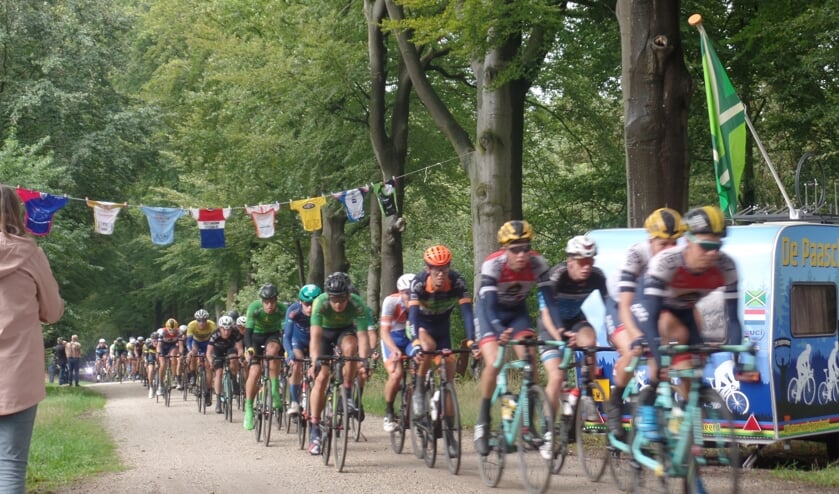 Met de opgehangen wielershirts en sfeeracties heerste er een Tour de France-sfeertje in De Wiersse. Foto: Jan Hendriksen,