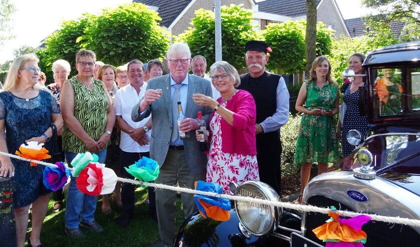 Fia en Ton Seeleman met enkele leden van de dansgroep. Foto: Jan Saalmink