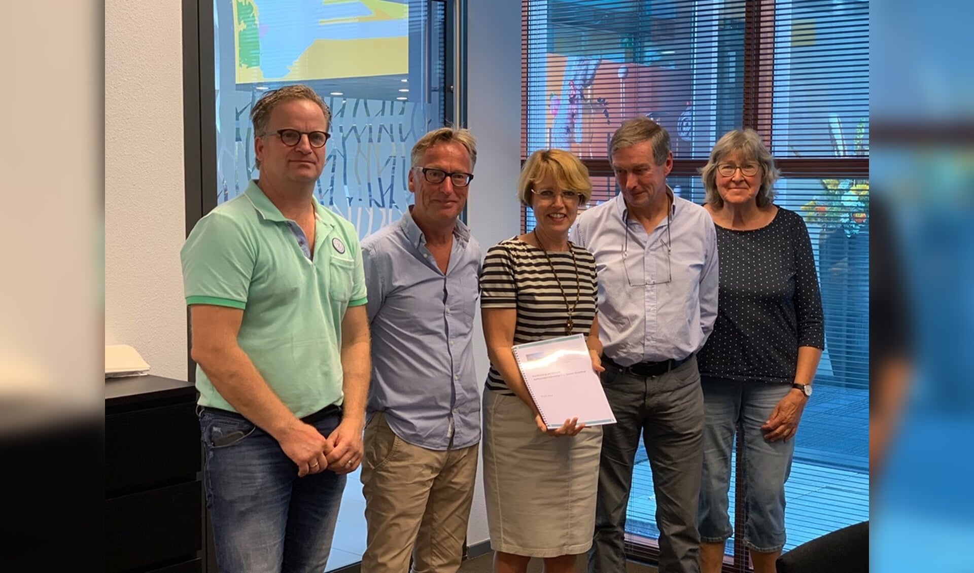 De petitie tegen het zonnepark is aan de wethouder overhandigd. Foto: gemeente Winterswijk
