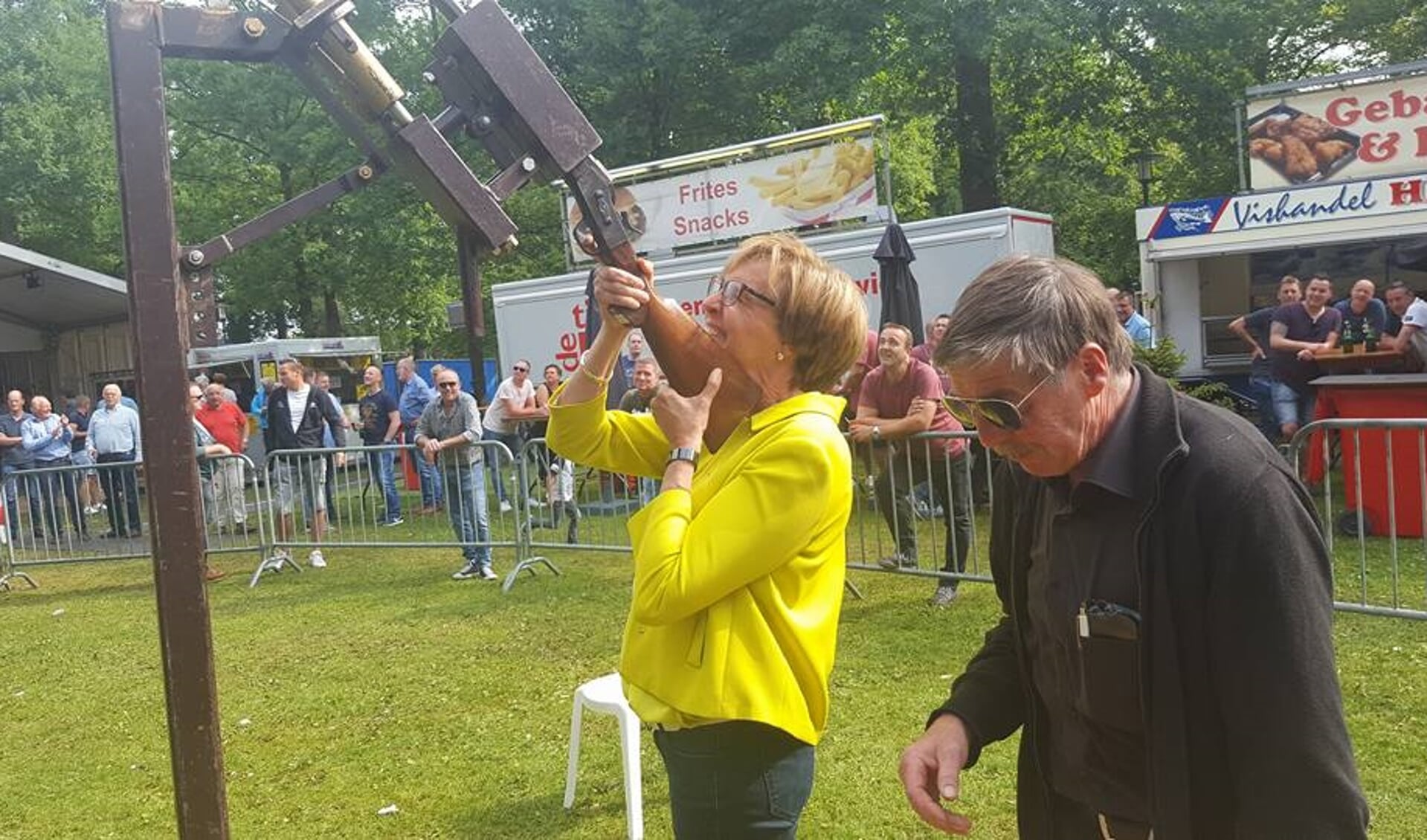 Een Koningin bij het vogelschieten dit jaar? Hier schiet Burgemeester Bronsvoort, uit hoofde van haar functie. Foto: PR