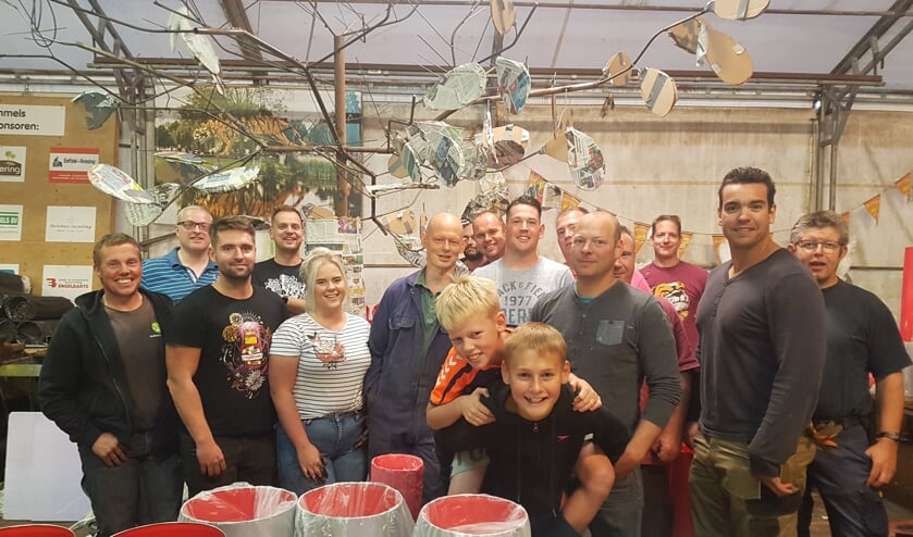 Corsogroep De Lummels uit Lichtenvoorde met in het midden, met lichtgrijs shirt, ontwerper Wesley Helmers uit Groenlo. Foto: Kyra Broshuis