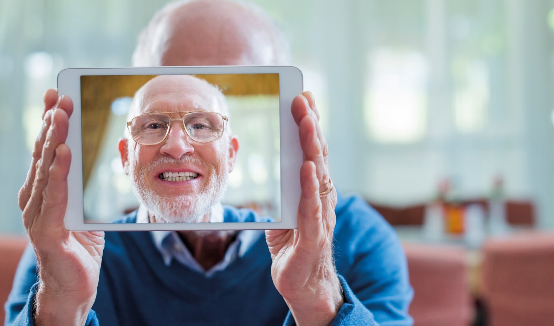 Leren omgaan met de tablet, dat kan in de bieb. Foto: PR