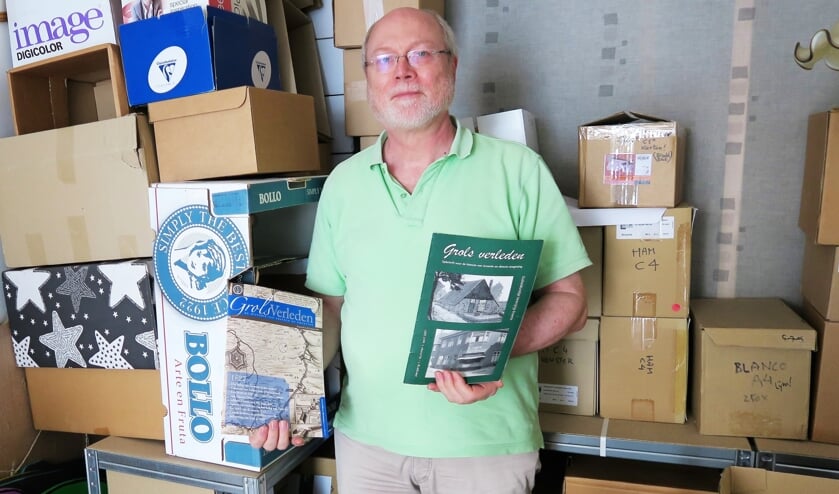 Bestuurslid Ruud Kaak toont in het depot/kantoor van de Oudheidkundige Vereniging Groenlo het 1ste en 20ste nummer van ‘Grols Verleden’. Foto: Theo Huijskes