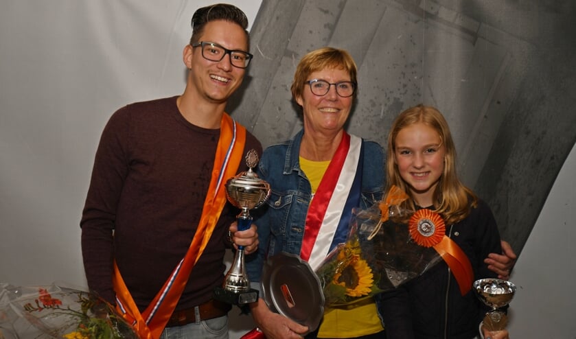 Het nieuwe koningspaar en jeugdprinses van Vierakker-Wichmond; Rick Abbink, Hennie Eikelakmp en Ieke Hoogendoorn. Foto: Paul Harmelink.
