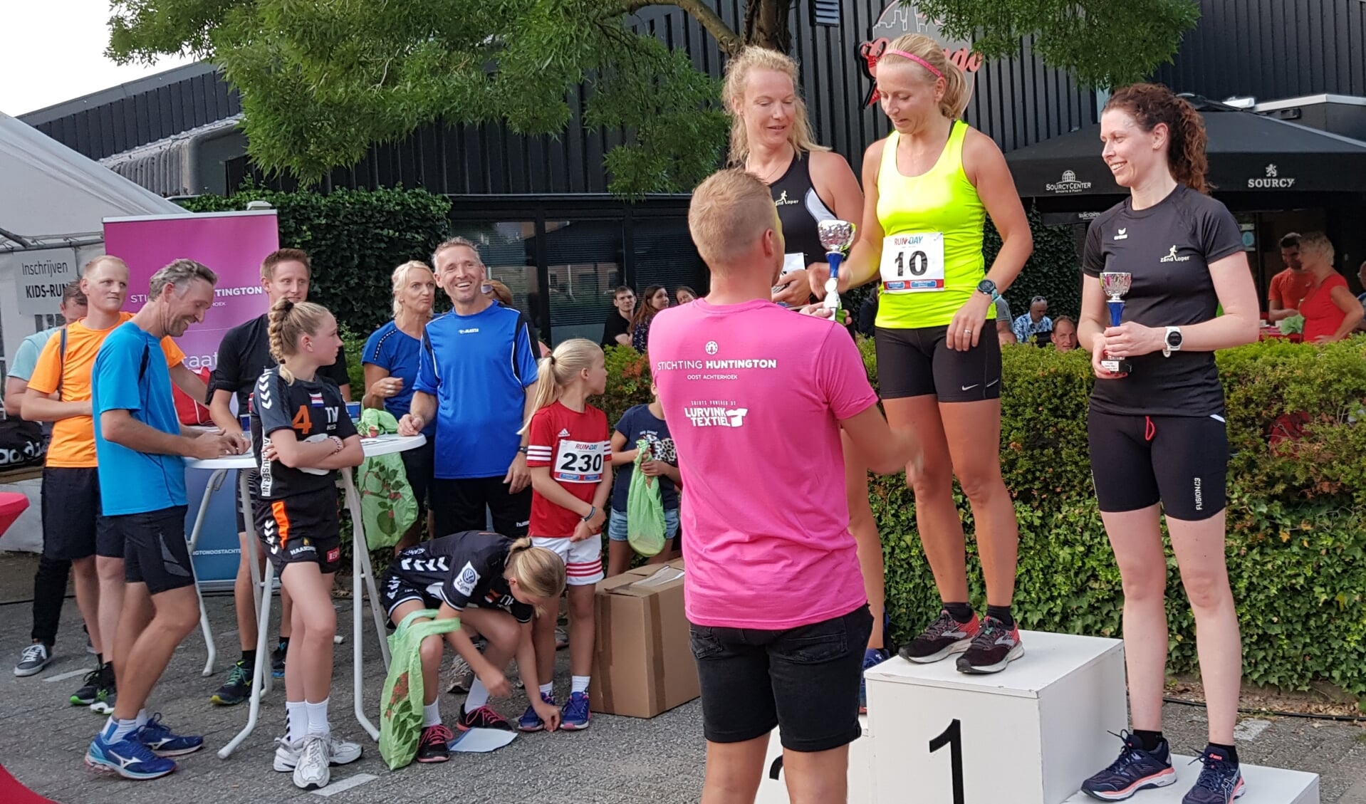 Michiel Krabbenborg reikt de prijzen uit aan de winnende deelnemers. Hier aan Bianca Piek, winnaar dames op de 10 km. Foto: Henri Walterbos