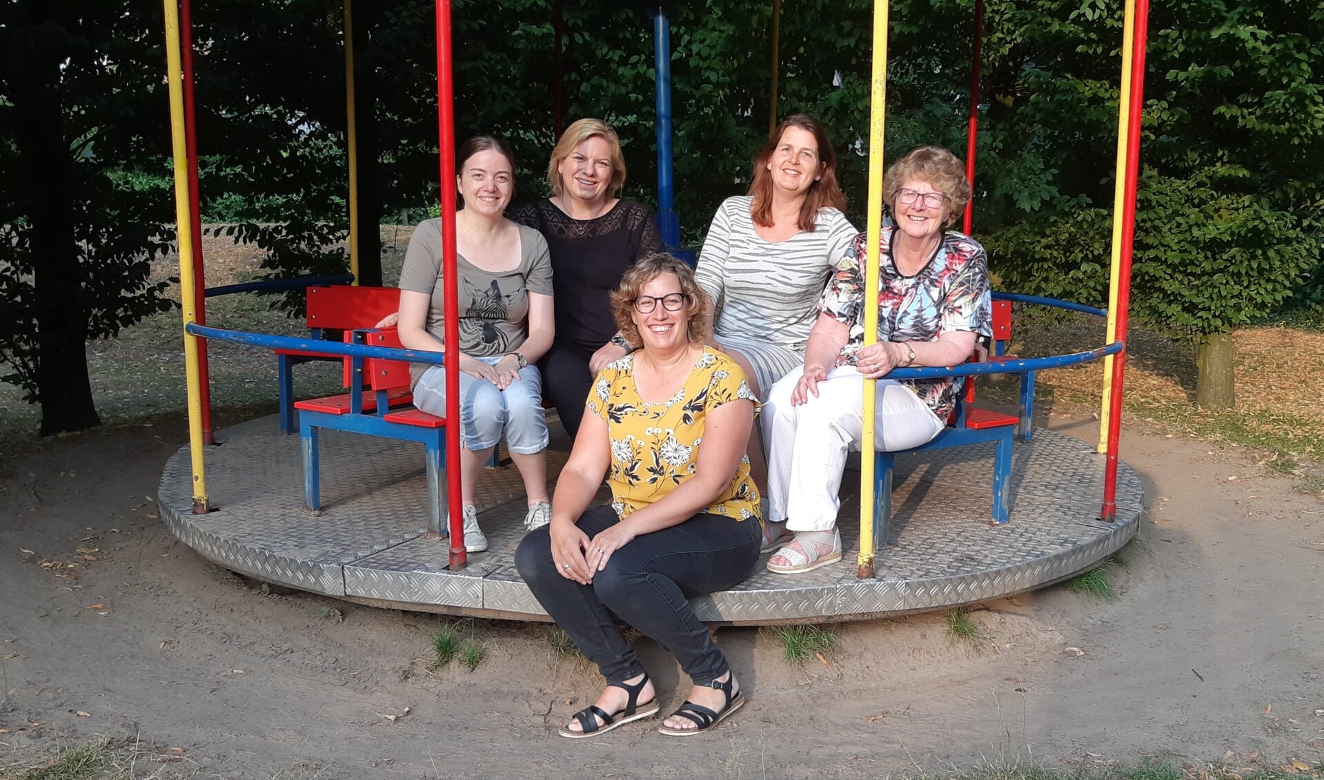 Vlnr namens de vier speeltuinen: Jenny Boschker (De Schatberg), Mariska Thien (De Bleek), Remy Wolterink (De Els) en Annie Ligtlee (Kindervreugd). Op de voorgrond CorsoKIDS bestuurslid Chantal Dusseldorp-Lansink. Foto: PR Bloemencorso