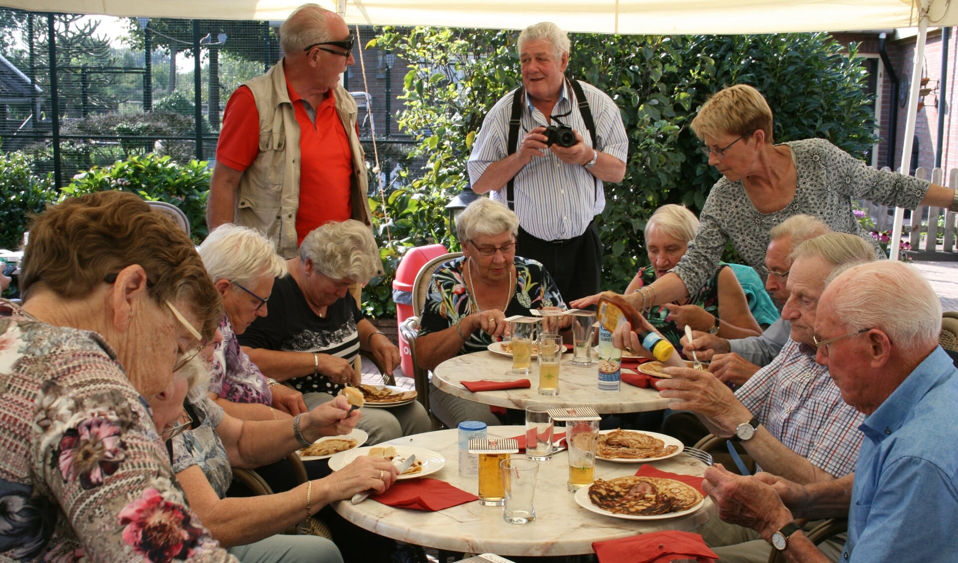 Leden van de seniorenvereniging genieten van de pannenkoek. Foto: Marijke Cornelis