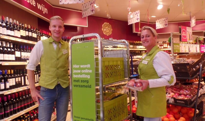 Jorn Geerligs en Esther Roode bij de speciale verzamelkar voor de online bestellingen. Foto: Jan Hendriksen. .