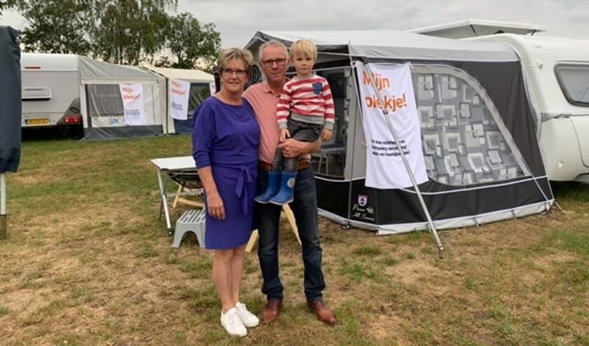 Betty en Geert Wassink met hun kleinzoon Julian. Foto: PR