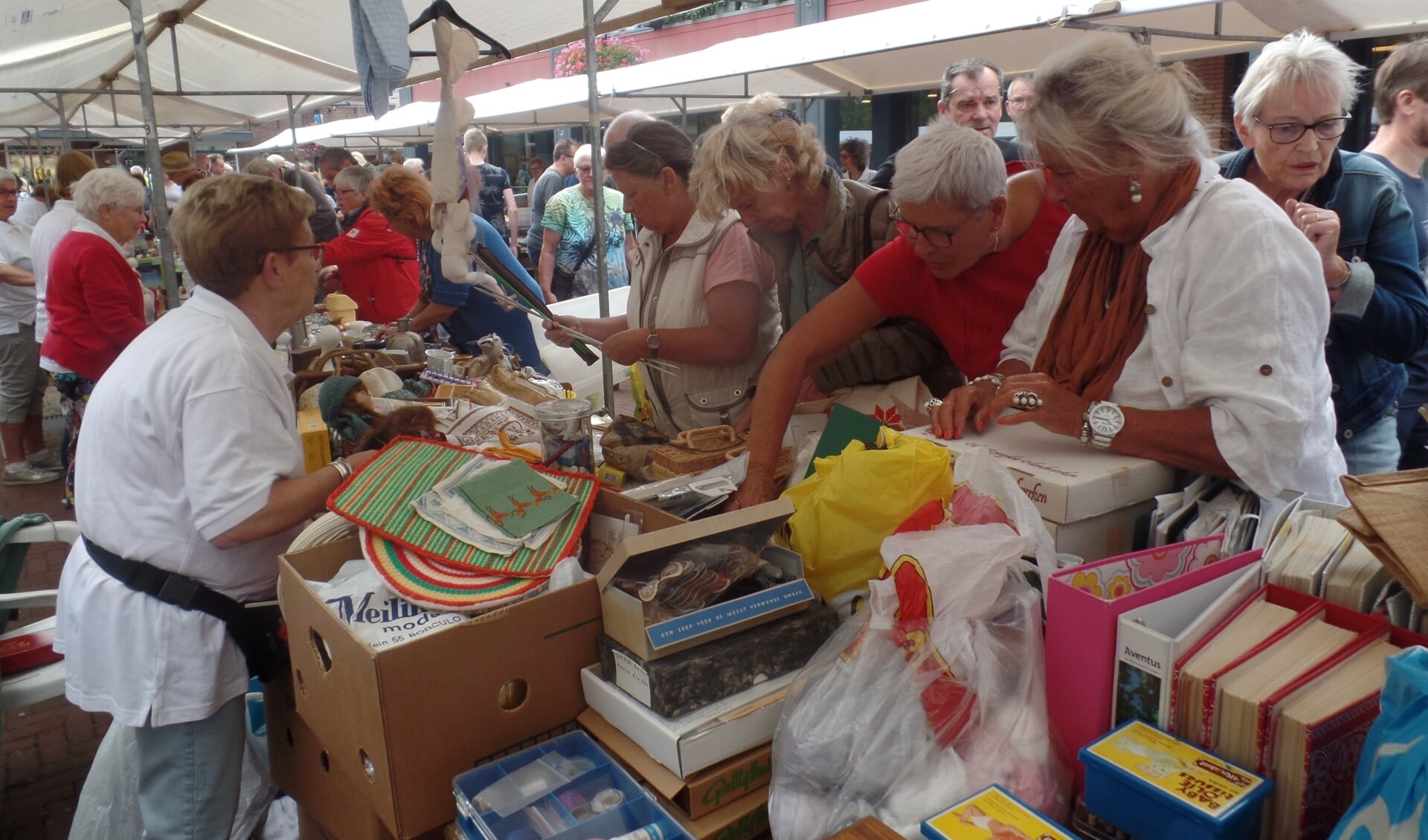 Het was vooral in de eerste uren van de markt druk bij de tientallen verkoopkramen. Foto: Jan Hendriksen