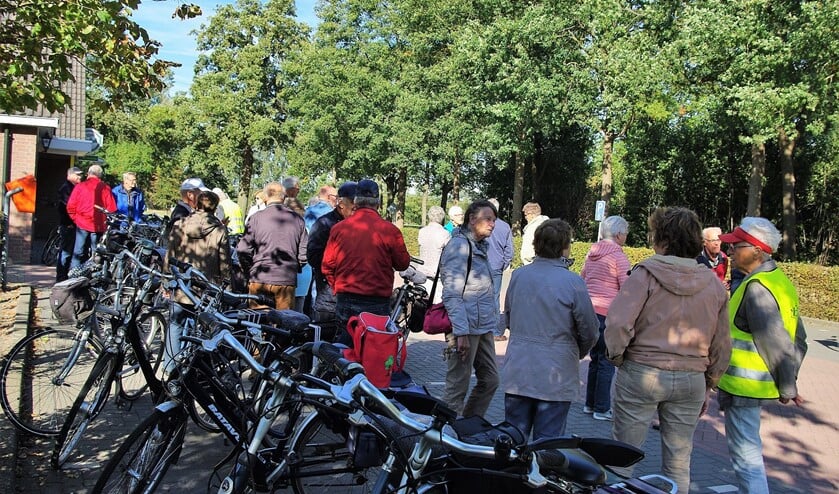 Rustpauze tijdens een van de SBOIJ-tochten. Foto Jan Meerdink.