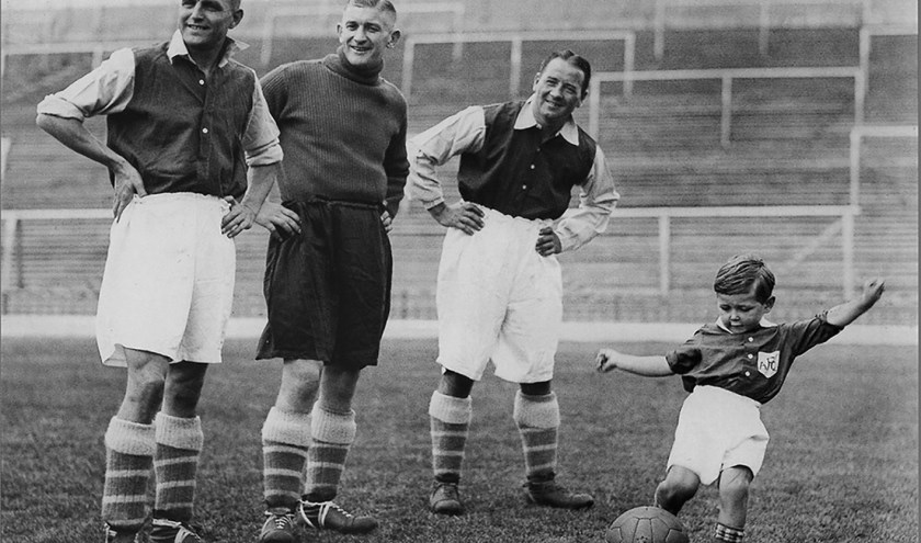 De voetbalbeurs van het Oosten in Kilder, met onder meer nostalgische beelden en objecten. Foto: PR