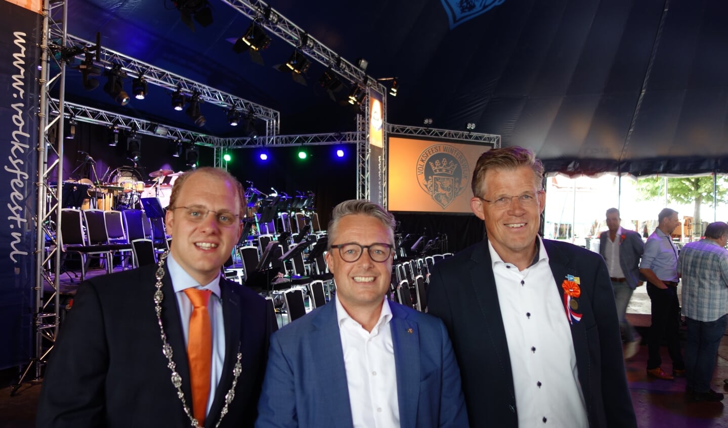 Ook de burgemeester en Hans Smit van Vereneeniging Volksfeest waren aanwezig. In het midden Atze J. Lubach-Koers. Foto: Clemens Bielen