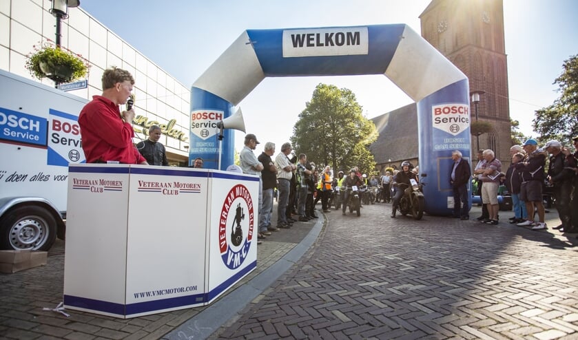 Robert Kreunen (l.) aan het werk als omroeper tijdens de Hengelose veteranenrally. Foto: Roderic Kreunen