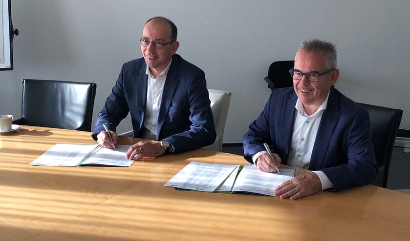 Wethouder Bert Kuster en Wonion-directeur Gerrolt Ooijman ondertekenen de overeenkomst. Foto: PR