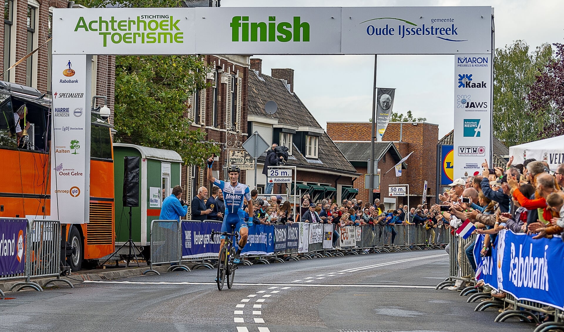 Marco Doets komt solo als eerste over de finish in Terborg en schrijft daarmee de Ronde van de Achterhoek 2019 op zijn naam. Foto: Henk van Raaij