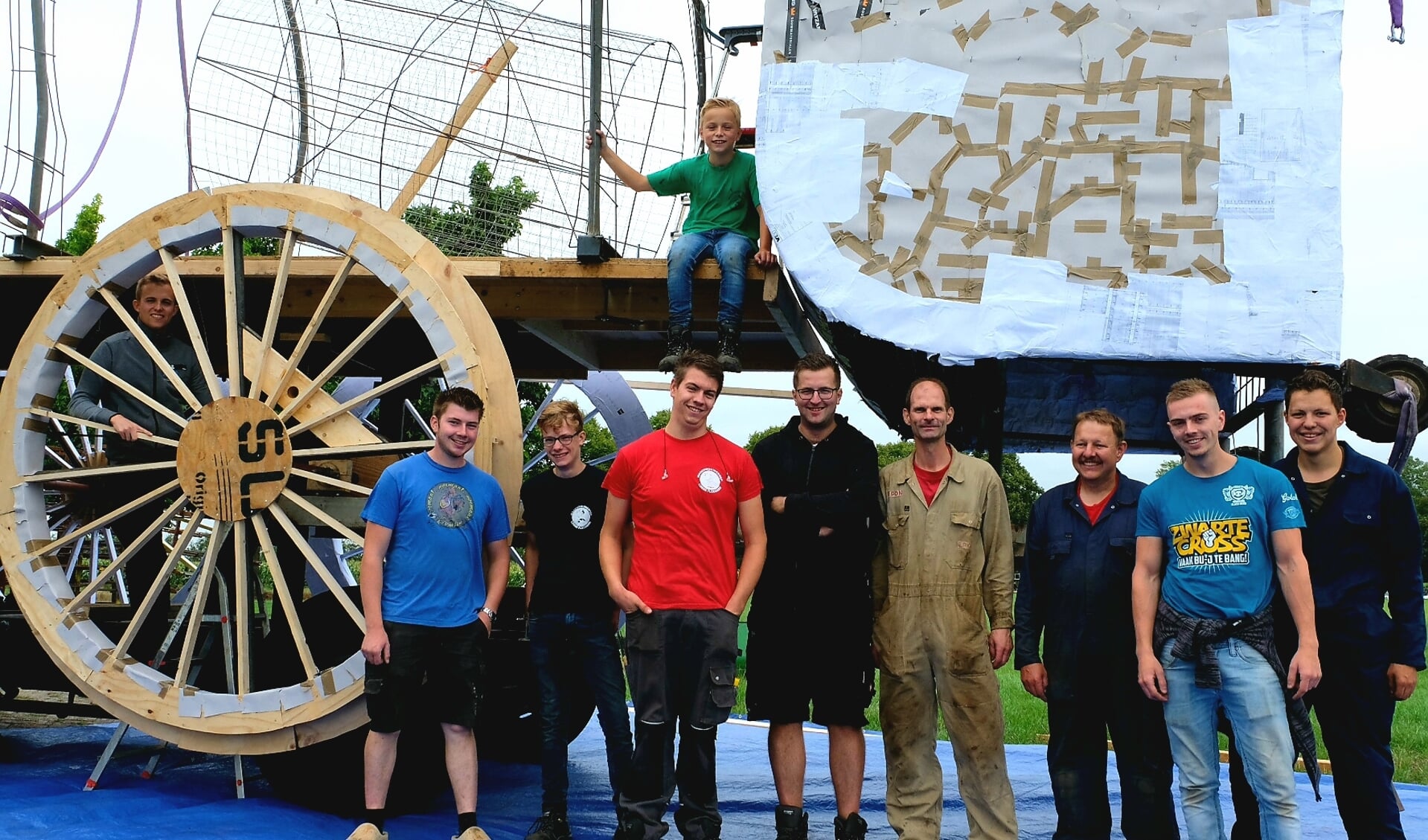 Een deel van Losse Flodders , staand voor het geraamte van 'Locomotion'. Door Henri Walterbos