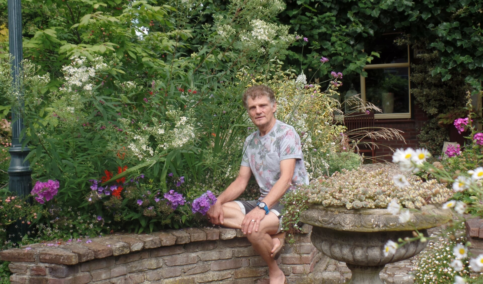 Marcel Borkus in zijn geliefde tuin 'Hof te Ruurlo die zaterdag en zondag is opengesteld. Foto: Jan Hendriksen, 