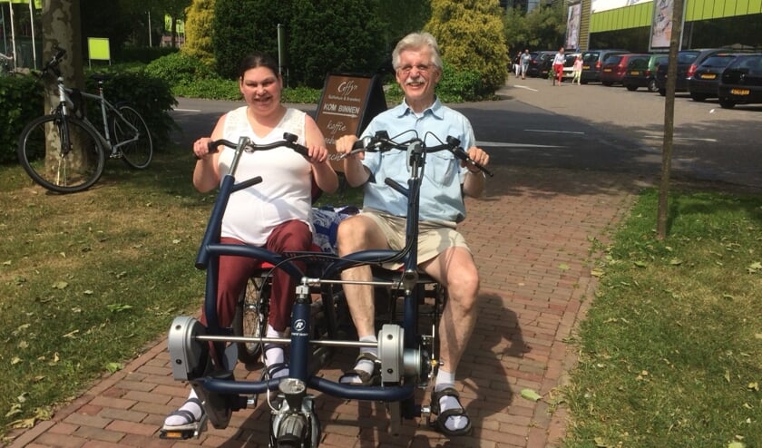 Monique Verberk (met fietspartner Ad) hoopt zoveel mogelijk 'steentjes' bij elkaar te fietsen voor het aangepaste woonhuis in Tamanredjo. Foto: An Verberk