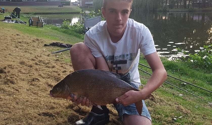 Jur Pasman ving een mooie brasem tijdens de Open Zomeravond Competitie. Foto: GHV