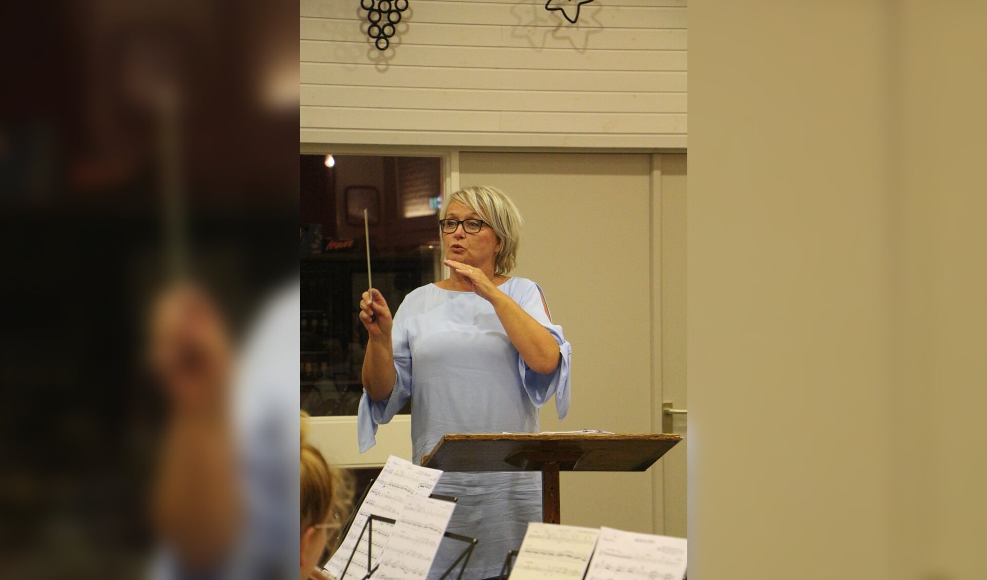 Petra Eland vindt dirigeren in 'Maestro van Hengelo' hard werken. Foto: PR