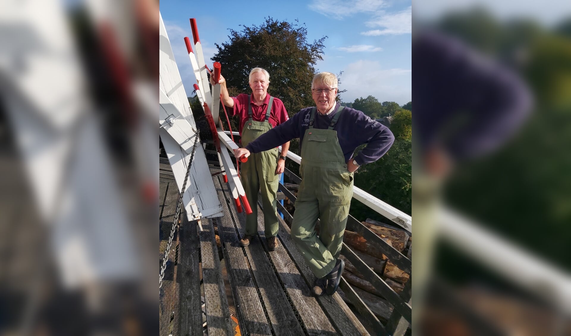 Henk Deunk (r) en Aart Wierenga zijn twee dagen bezig geweest en hebben het kruiwerk boven in de molen flink onder handen genomen. Foto: PR. 